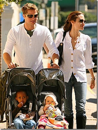 angelina-jolie-and-brad-pitt-pictures-with-baby_thumb2